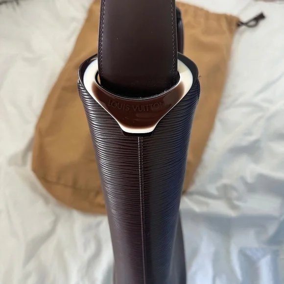 Stunning/New Louis Vuitton Brown Epi Sac Verseau - Picture 2 of 2